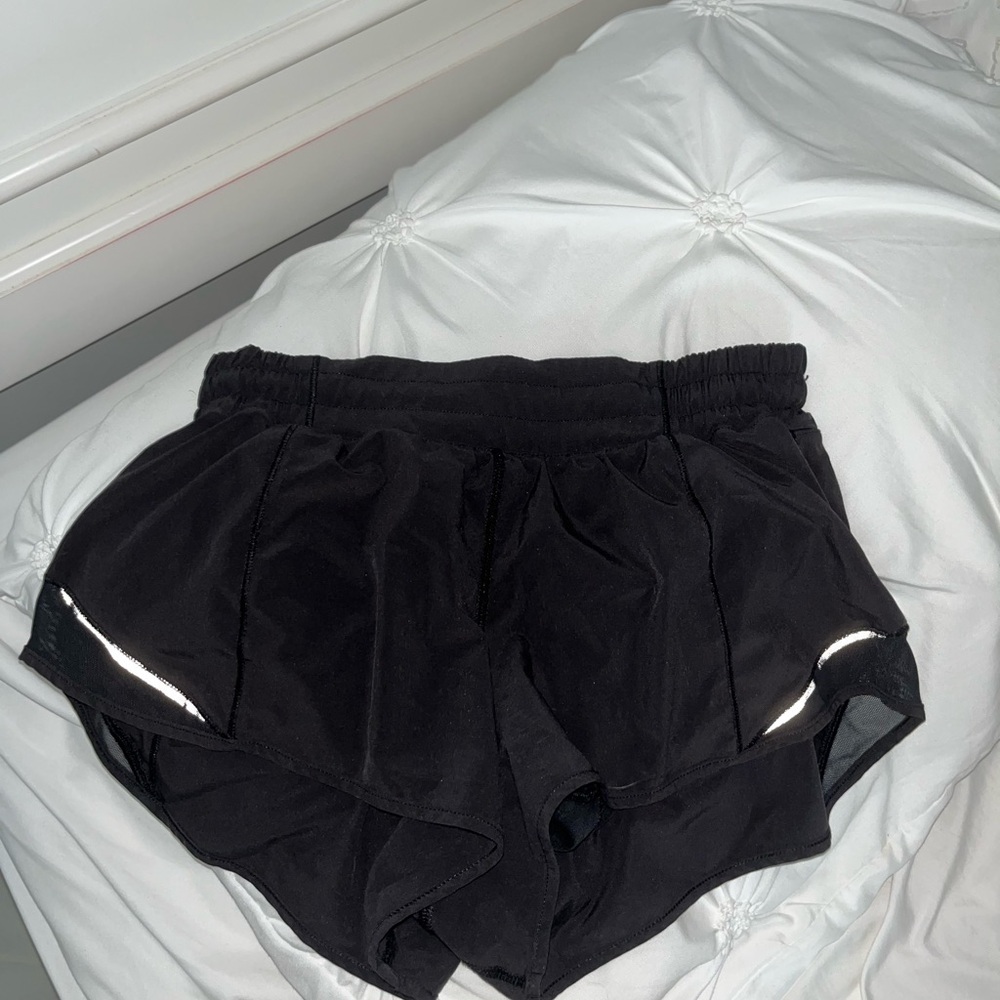 lululemon hottie hot shorts LR 2.5
